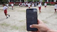 Siswa Siswi SD Masehi Praiwora belajar dengan menggunakan laptop yang terkoneksi dengan internet di Waingapu, Sumba Timur, NTT.