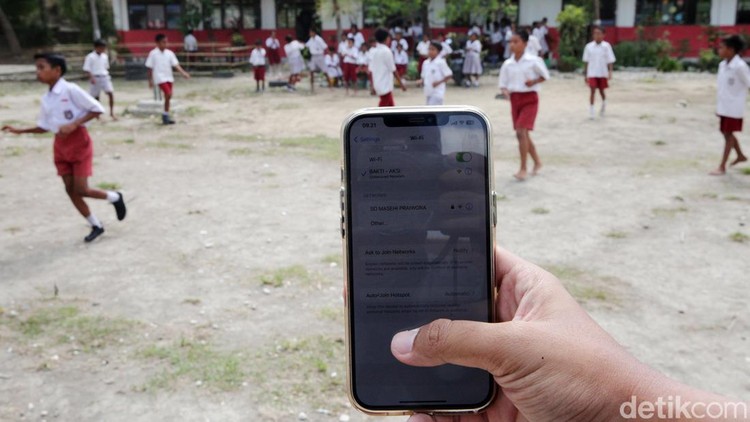 Siswa Siswi SD Masehi Praiwora belajar dengan menggunakan laptop yang terkoneksi dengan internet di Waingapu, Sumba Timur, NTT.