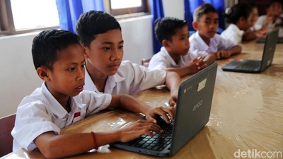 Canggih, Siswa SD di Sumba Timur Belajar Gunakan Laptop Terkoneksi Internet