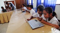 Siswa Siswi SD Masehi Praiwora belajar dengan menggunakan laptop yang terkoneksi dengan internet di Waingapu, Sumba Timur, NTT.