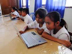 Canggih, Siswa SD di Sumba Timur Belajar Gunakan Laptop Terkoneksi Internet