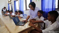 Siswa Siswi SD Masehi Praiwora belajar dengan menggunakan laptop yang terkoneksi dengan internet di Waingapu, Sumba Timur, NTT.