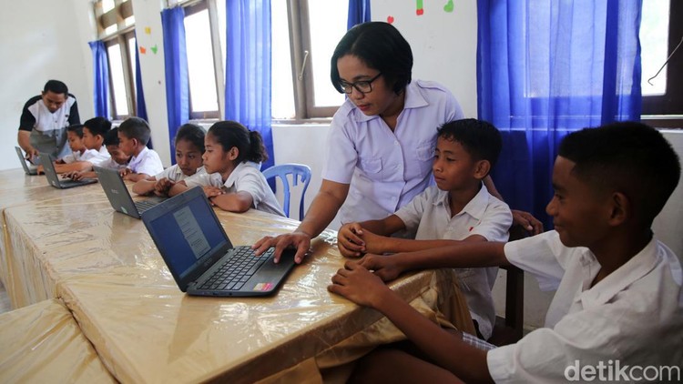 Siswa Siswi SD Masehi Praiwora belajar dengan menggunakan laptop yang terkoneksi dengan internet di Waingapu, Sumba Timur, NTT.