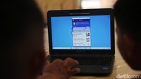 Siswa Siswi SD Masehi Praiwora belajar dengan menggunakan laptop yang terkoneksi dengan internet di Waingapu, Sumba Timur, NTT.