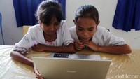 Siswa Siswi SD Masehi Praiwora belajar dengan menggunakan laptop yang terkoneksi dengan internet di Waingapu, Sumba Timur, NTT.