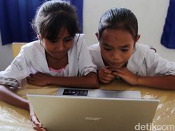 Canggih, Siswa SD di Sumba Timur Belajar Gunakan Laptop Terkoneksi Internet