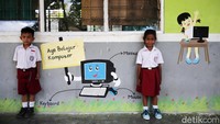 Siswa Siswi SD Masehi Praiwora belajar dengan menggunakan laptop yang terkoneksi dengan internet di Waingapu, Sumba Timur, NTT.