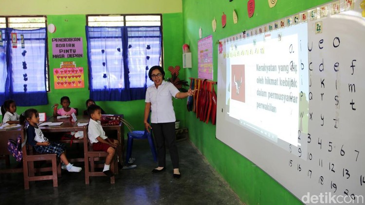 Siswa Siswi SD Masehi Praiwora belajar dengan menggunakan laptop yang terkoneksi dengan internet di Waingapu, Sumba Timur, NTT.