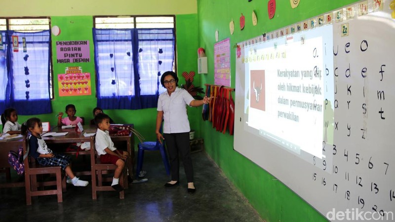 Siswa Siswi SD Masehi Praiwora belajar dengan menggunakan laptop yang terkoneksi dengan internet di Waingapu, Sumba Timur, NTT.