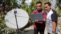 Siswa Siswi SD Masehi Praiwora belajar dengan menggunakan laptop yang terkoneksi dengan internet di Waingapu, Sumba Timur, NTT.