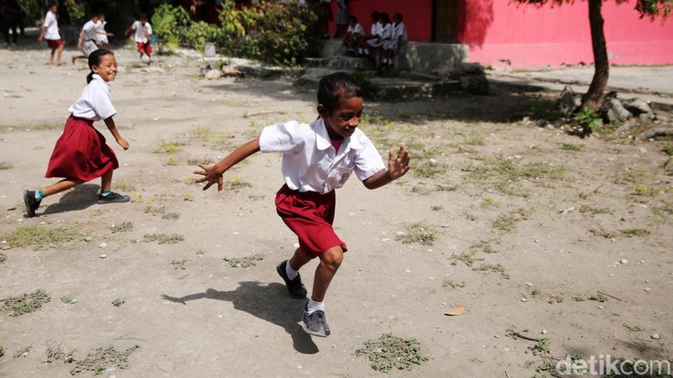 Siswa Siswi SD Masehi Praiwora belajar dengan menggunakan laptop yang terkoneksi dengan internet di Waingapu, Sumba Timur, NTT.