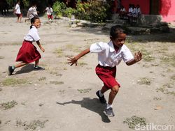 Canggih, Siswa SD di Sumba Timur Belajar Gunakan Laptop Terkoneksi Internet