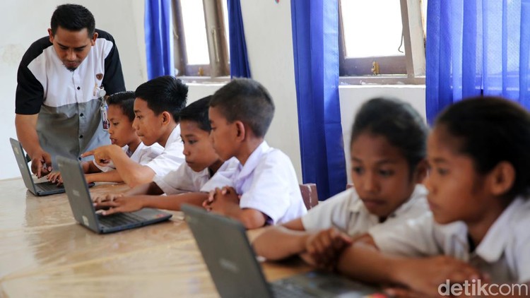 Siswa Siswi SD Masehi Praiwora belajar dengan menggunakan laptop yang terkoneksi dengan internet di Waingapu, Sumba Timur, NTT.