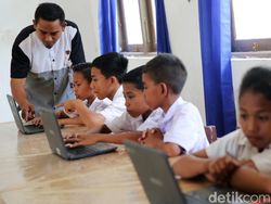 Canggih, Siswa SD di Sumba Timur Belajar Gunakan Laptop Terkoneksi Internet