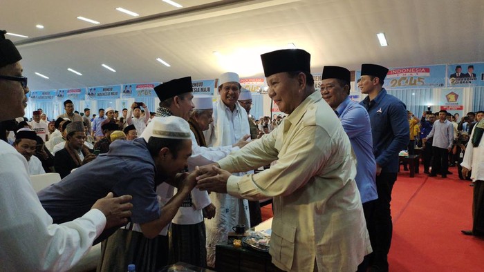 Capres nomor urut 2, Prabowo Subianto bersalaman dengan ulama Banten di Kabupaten Lebak.  Fathul Rizkoh/detikcom)