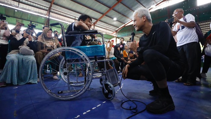 Capres nomor urut 3, Ganjar Pranowo, bicara dengan warga disabilitas