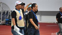 CEO PSIS, Yoyok Sukawi juga turun ke lapangan di menit akhir laga PSIS vs PSS di Stadion Jatidiri Semarang, Minggu (3/12/2023) sore. Yoyok terlihat mendapat perawatan di kepala. Foto: Prihatnomo/detikJateng