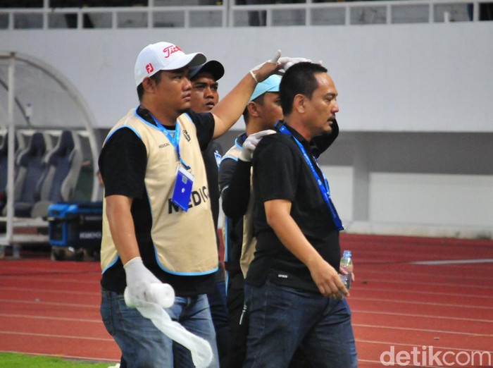 CEO PSIS, Yoyok Sukawi juga turun ke lapangan di menit akhir laga PSIS vs PSS di Stadion Jatidiri Semarang, Minggu (3/12/2023) sore. Yoyok terlihat mendapat perawatan di kepala.