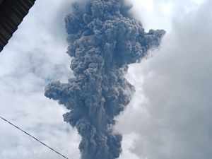 PVMBG Catat 9 Kali Letusan saat Gunung Marapi Erupsi Hari Ini