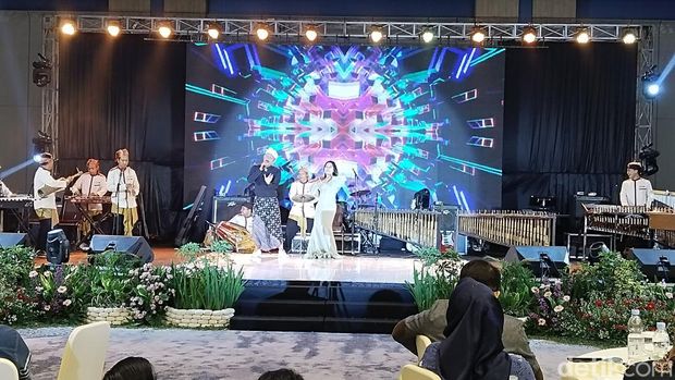 Festival Angklung di Hotel Santika Premiere Linggarjati Kuningan,, Sabtu (2/12) malam.
