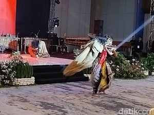 Kolaborasi Seni Tradisional Cirebon Raya di Festival Angklung Kuningan