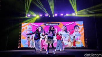 Penampilan finalis RRQ Mabar School Ambassador Season 2 yang bernyanyi secara grup. (Foto: Argya D. Maheswara/detikcom)