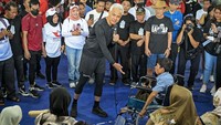 Dalam kesempatan itu, Ganjar juga memberikan ratusan kursi roda kepada penyandang disabilitas. Hal itu sebagai bentuk dukungan darinya. 