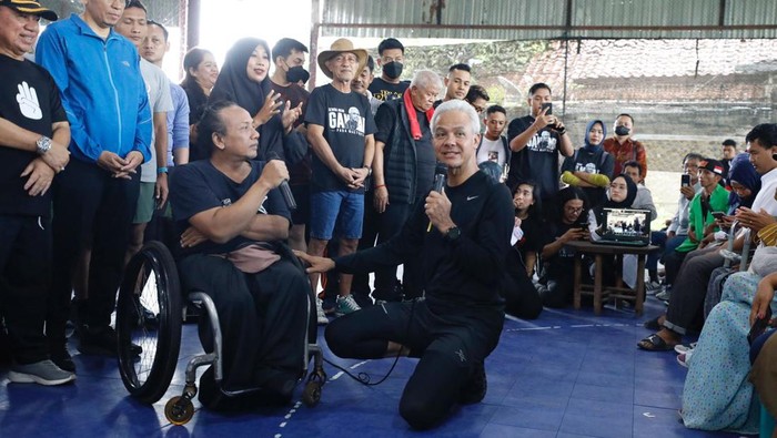 Capres nomor urut 3 Ganjar Pranowo berkomitmen mendorong penyediaan inklusivitas infrastruktur, seperti perkantoran dan ruang publik yang ramah bagi disabilitas, jika terpilih sebagai Presiden 2024. Ganjar mengaku ingin adanya kesetaraan bagi kaum disabilitas dalam segala aspek.