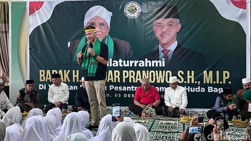 Ganjar Pranowo sowan ke kediaman kiai sepuh Nahdlatul Ulama (NU) TGH Turmudzi Badarudin alias Tuan Guru Bagu di Pondok Pesantren (Ponpes) Qomarul Huda, Lombok Tengah, NTB, Minggu (3/12/2023). (Foto: Helmy Akbar/detikBali)