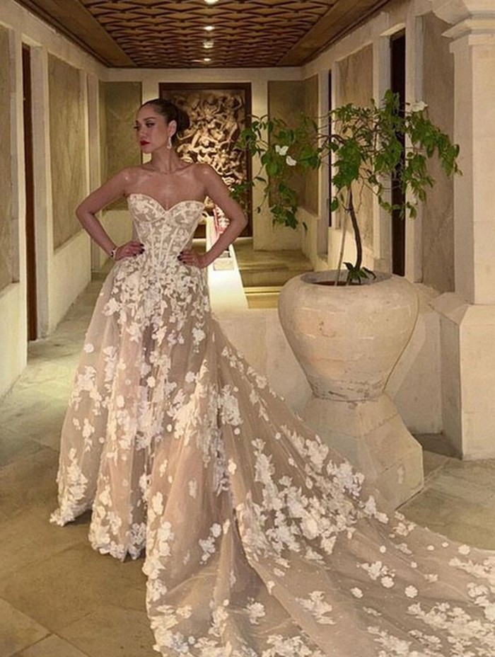 Gaun resepsi pernikahan Bunga Citra Lestari