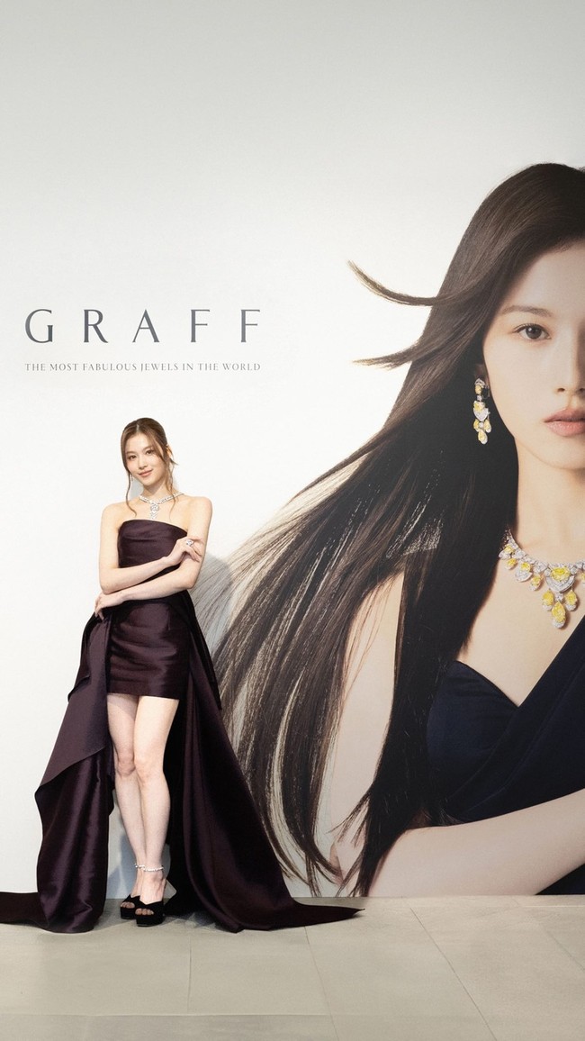 Saat menghadiri acara perayaan dua tahun store Graff di Ginza, Jepang pada Jumat (10/11/2023), Sana TWICE memakai berlian 188 karat setara Rp 517 miliar. Foto: dok. Instagram @m.by__sana