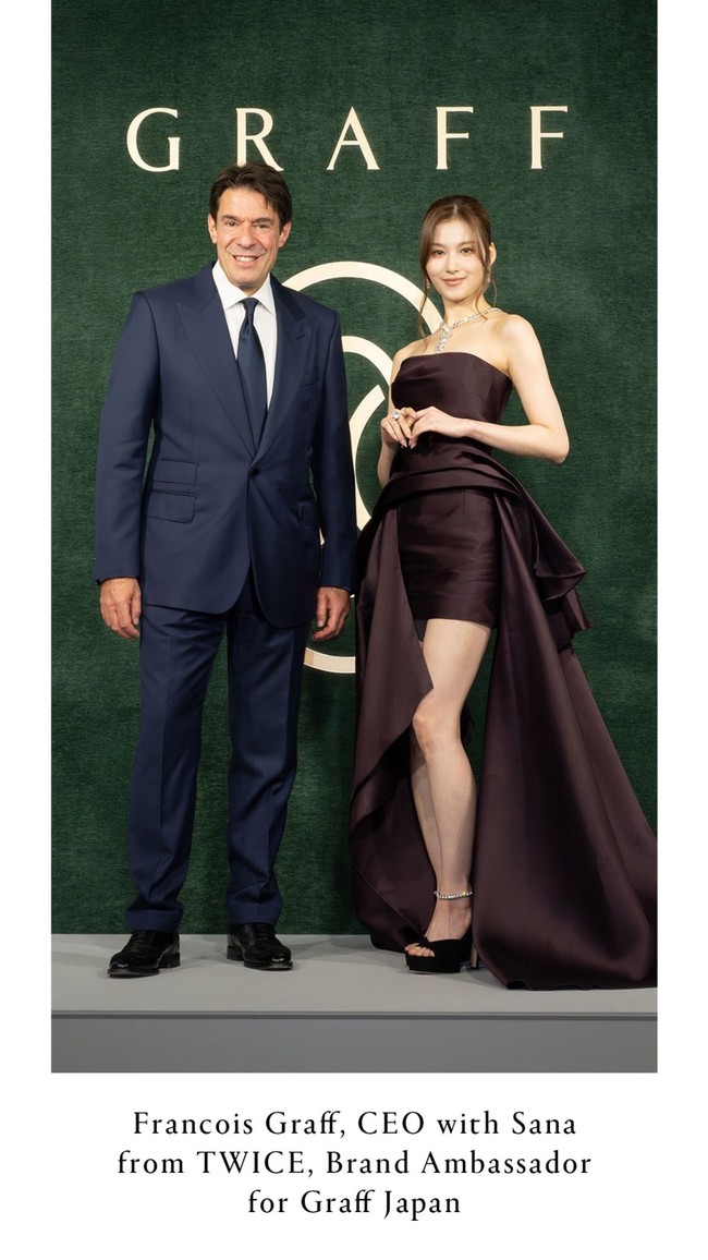 Penampilan Sana TWICE dipuji langsung oleh CEO Graff, Francois Graff di red carpet acara perayaan dua tahun store Graff di Ginza. “She looks Incredible, extraordinary. She is our Global Superstar, fabulous!” Foto: dok. Instagram @m.by__sana