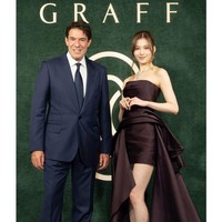 Penampilan Sana TWICE dipuji langsung oleh CEO Graff, Francois Graff di red carpet acara perayaan dua tahun store Graff di Ginza. “She looks Incredible, extraordinary. She is our Global Superstar, fabulous!” Foto: dok. Instagram @m.by__sana