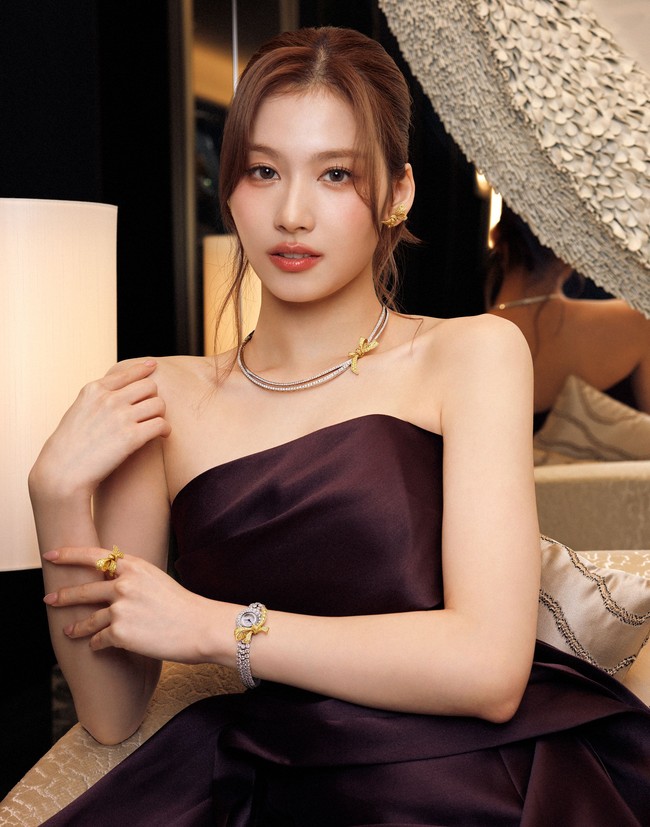 Personel grup KPop TWICE asal Jepang ini juga langganan masuk daftar wanita tercantik dunia. Peringkatnya meningkat pesat dari urutan ke-17 pada tahun 2022. Kini Sana berada di urutan tiga teratas. Foto: dok. Instagram @m.by__sana