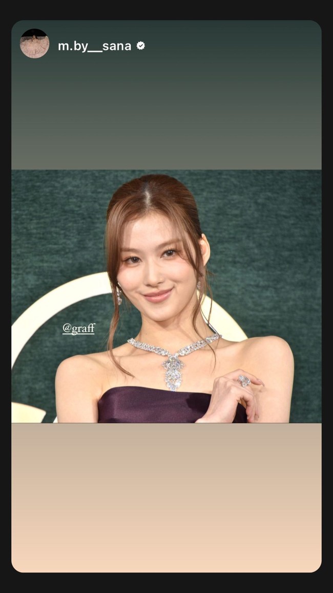 Dengan penampilannya, Sana TWICE memecahkan rekor sebagai artis dunia yang memakai perhiasan termahal di red carpet. Rekor tersebut sebelumnya dipegang oleh Carrie Underwood, yang memakai kalung seharga $31 juta atau Rp 478 miliar dari Johnathon Arndt di Grammy Awards 2013. Foto: dok. Instagram @m.by__sana