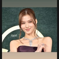 Dengan penampilannya, Sana TWICE memecahkan rekor sebagai artis dunia yang memakai perhiasan termahal di red carpet. Rekor tersebut sebelumnya dipegang oleh Carrie Underwood, yang memakai kalung seharga $31 juta atau Rp 478 miliar dari Johnathon Arndt di Grammy Awards 2013. Foto: dok. Instagram @m.by__sana