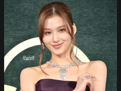 7 Gaya Sana TWICE Jadi Brand Ambassador Graff Pakai Perhiasan Rp 517 M