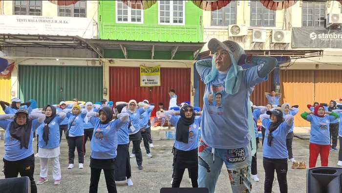 Gerakan Senam Sehat Minggu Biru Ceria Relawan Gerakan Cinta Prabowo mengadakan senam sehat setiap minggunya yang bertemakan Minggu Biru Ceria. Begini potretnya.
