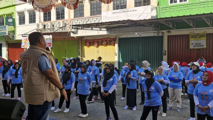 Gerakan Senam Sehat Minggu Biru Ceria Relawan Gerakan Cinta Prabowo mengadakan senam sehat setiap minggunya yang bertemakan Minggu Biru Ceria. Begini potretnya.