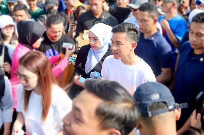Gibran & Blue Squad Bagikan Susu Gratis saat CFD Jakarta