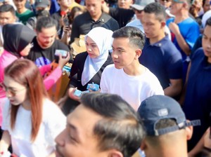 Gibran & Blue Squad Bagikan Susu Gratis saat CFD Jakarta