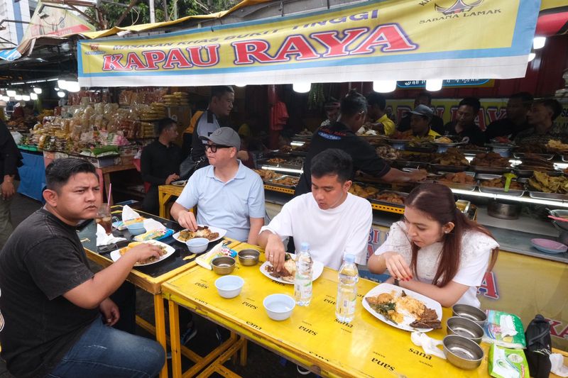 Calon Wakil Presiden Nomor Urut 2 Gibran Rakabuming Raka blusukan ke Pasar Rawasari, Cempaka Putih, Jakarta usai mengunjungi Car Free Day (CFD) di kawasan Sudirman, Jakarta. Pada kesempatan itu, ia menyempatkan untuk makan siang di Nasi Kapau di kawasan Senen.