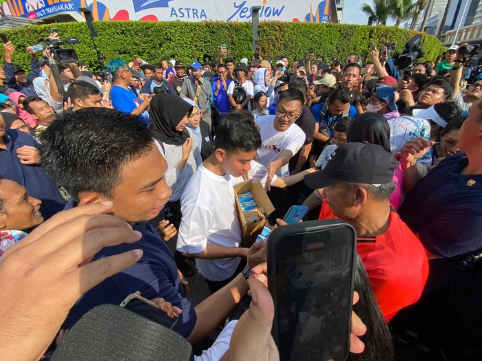 Capres nomor urut 2 Gibran Rakabuming Raka berolahraga di car free day (CFD), Jakarta Pusat, Minggu (3/12/2023) pagi. Gibran membagikan susu untuk warga.