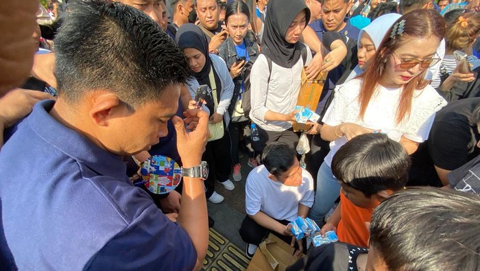 Capres nomor urut 2 Gibran Rakabuming Raka berolahraga di car free day (CFD), Jakarta Pusat, Minggu (3/12/2023) pagi. Gibran membagikan susu untuk warga.