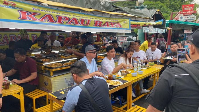 Gibran Rakabuming makan nasi kapau di Senen, Jakpus