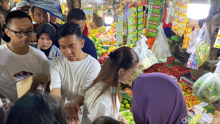 Gibran Rakabuming Raka blusukan ke Pasar Rawasari. (Wildan/detikcom)