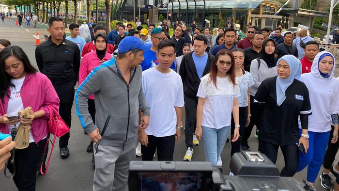 Cawapres nomor urut 2 Gibran Rakabuming Raka melakukan kegiatan di car free day (CFD), Jakarta Pusat, Minggu (3/12/2023) pagi. Gibran menyapa warga sembari berolahraga di sana.