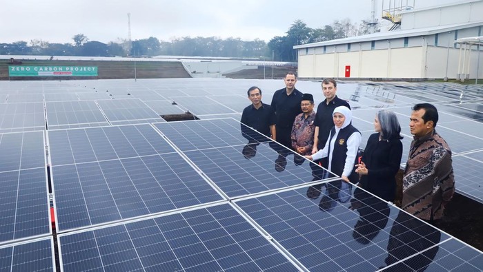 Gubernur Jawa Timur Khofifah Indar Parawansa meresmikan 10.550 panel surya yang dipasang di atas tanah atau ground mounted di Fasilitas Produksi PT HM Sampoerna, Sukorejo, Kabupaten Pasuruan, Jumat (1/12).