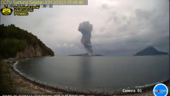 Gunung Anak Krakatau kembali erupsi