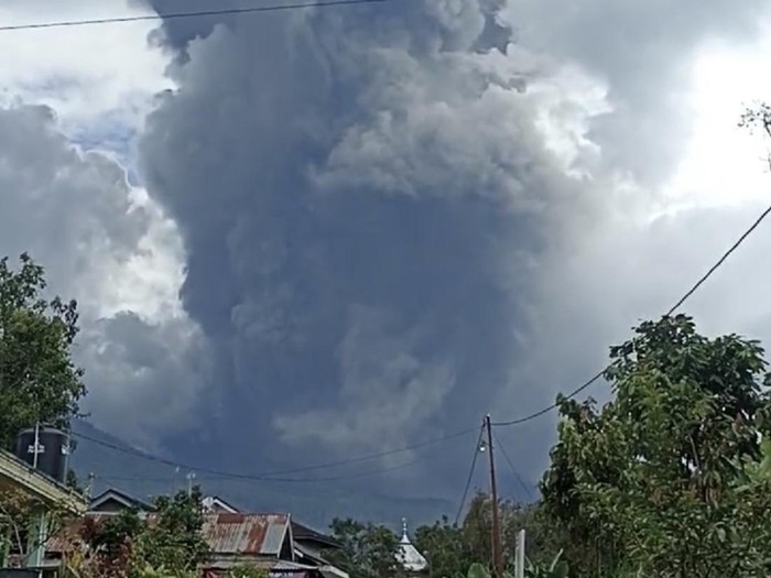 Gunung Marapi yang terletak di wilayah Kabupaten Agam dan Kabupaten Tanah Datar, Sumatera Barat (Sumbar) kembali erupsi siang ini, Minggu (3/12/2023).